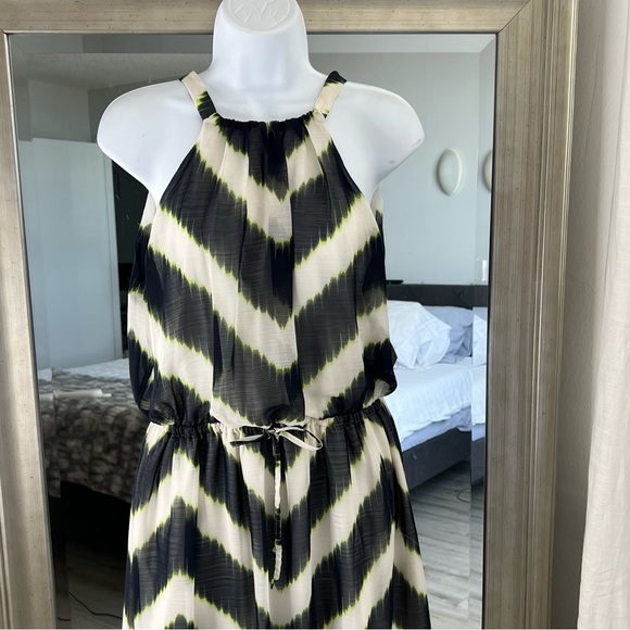 VINCE CAMUTO  Blue And White Chevron Halter Maxi Dress Size 4 - Picture 2 of 6
